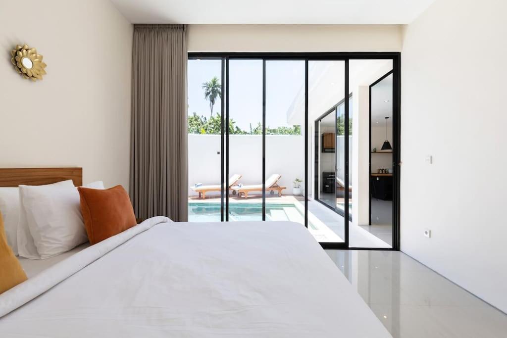 The R Villa Kaba - Incl. Motorbikes Seminyak Zewnętrze zdjęcie