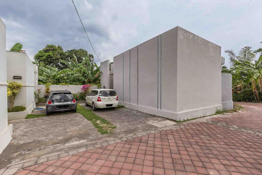 The R Villa Kaba - Incl. Motorbikes Seminyak Zewnętrze zdjęcie